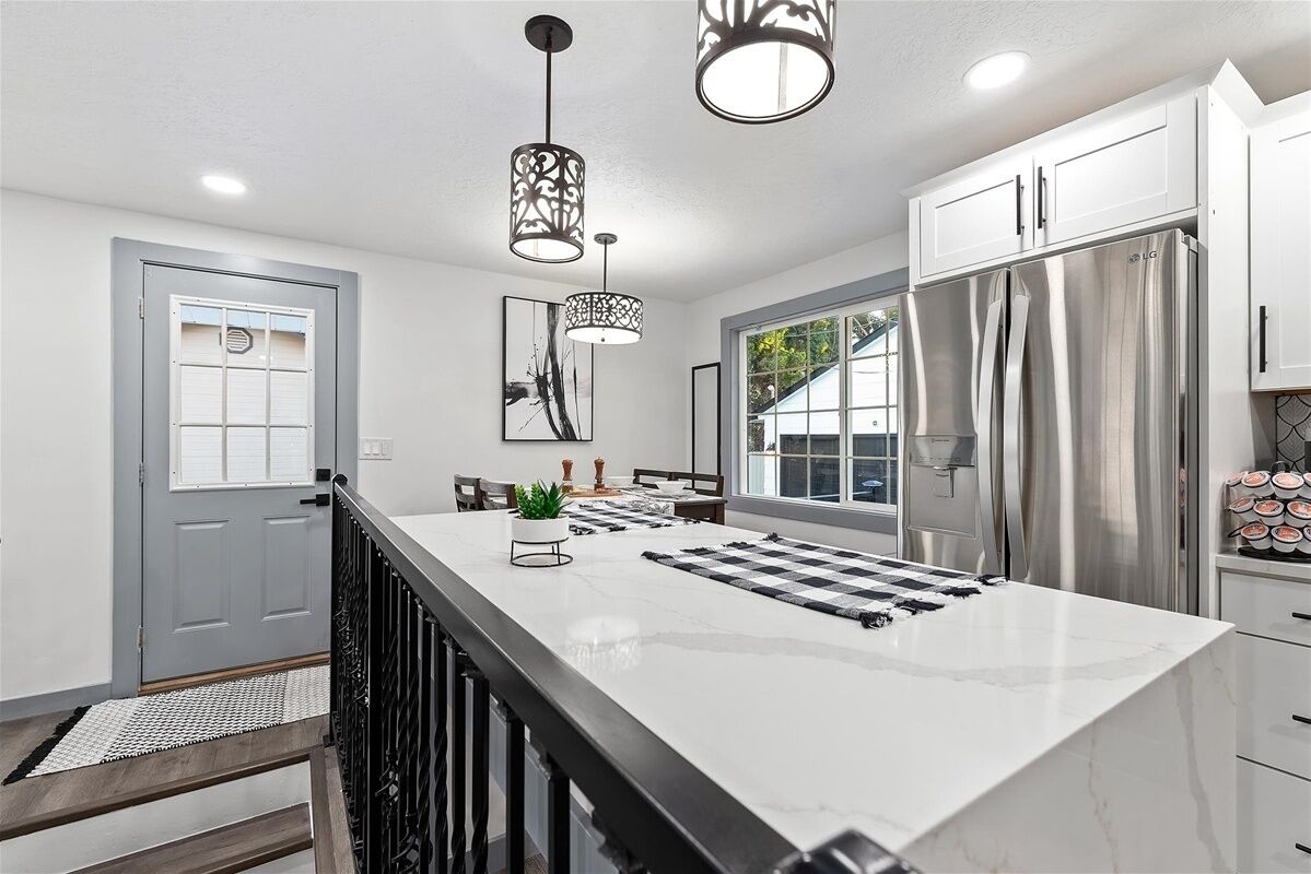 Lavavajillas, cafetera o tetera, licuadora y utensilios de cocina