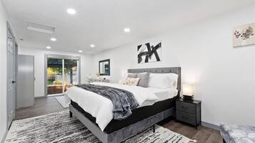 4 makuuhuonetta, tallelokero huoneessa, työpöytä, silitysrauta/-lauta