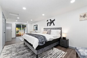 4 makuuhuonetta, tallelokero huoneessa, työpöytä, silitysrauta/-lauta