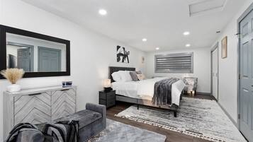 4 bedrooms, in-room safe, desk, iron/ironing board