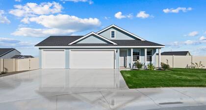 Chic 3BR near Wineries, Lake Lowell & C of I - Ideal for Hiking & Relaxing!