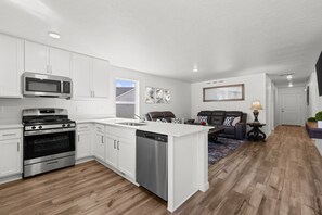 Kjøleskap, mikrobølgeovn, ovn og kokeplater