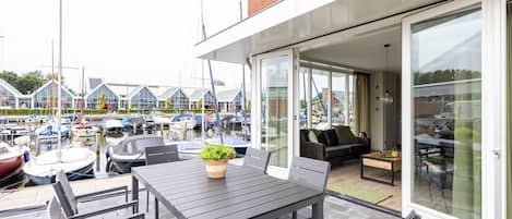 تناول الطعام بالخارج