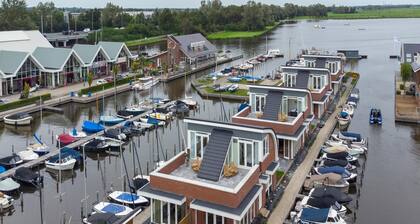 Luxurious house with 2 bathrooms directly at the water