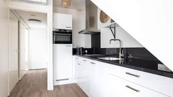 Frigorífico, microondas, placa de cocina y lavavajillas