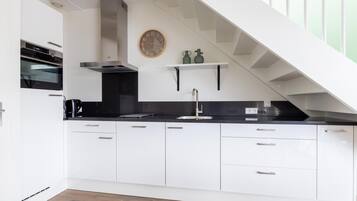 Een koelkast, een microgolfoven, een kookplaat, een vaatwasser