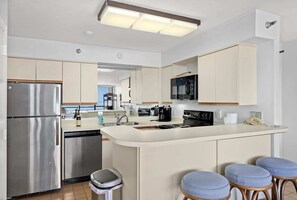 Geladeira, micro-ondas, fogão, cooktop