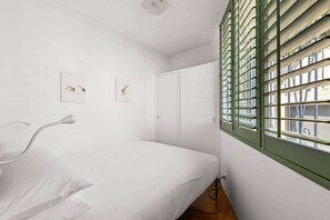 办公桌、熨斗/熨衣板、WiFi、床单