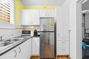 Fridge, microwave, oven, stovetop - Convenient Studio in Trendy Inner-City Suburb (Surry Hills)