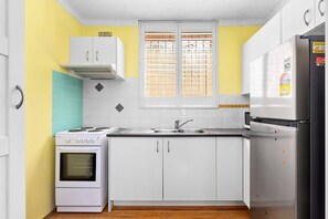 Frigorifero, microonde, forno, piano cottura