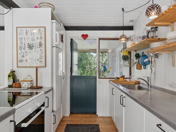 Fridge, cookware/dishes/utensils