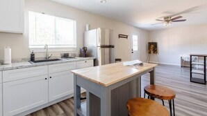 Kaffetrakter/tekoker, kjøleskap, mikrobølgeovn og ovn