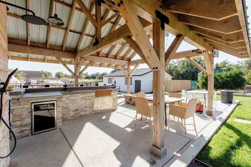 Beautiful spacious 2 bedroom guest home