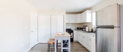Kühlschrank, Mikrowelle, Ofen, Herdplatte