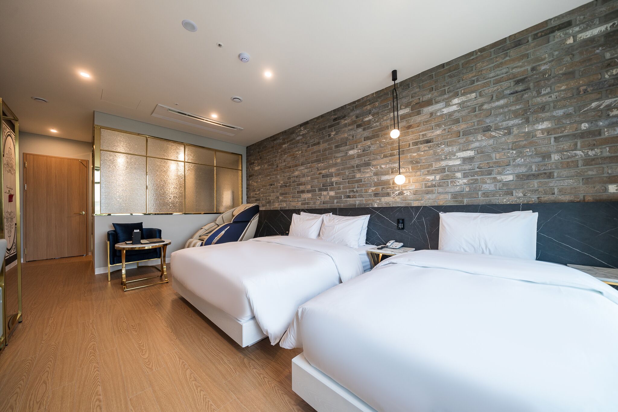 standard twin room | desk, laptop workspace, free wifi, bed sheets