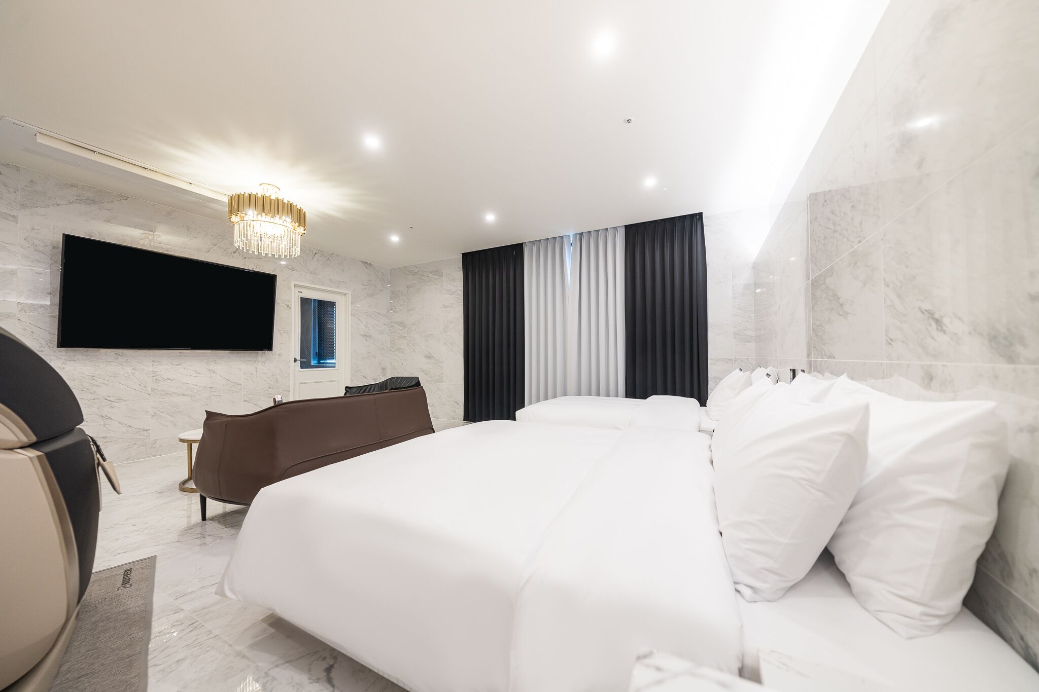 premium suite | desk, laptop workspace, free wifi, bed sheets