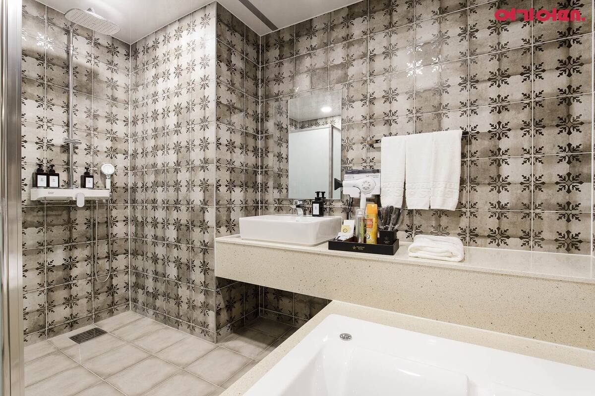 standard twin room | desk, laptop workspace, free wifi, bed sheets