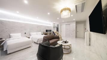 Escritorio, espacio para trabajar con laptop y wifi gratis