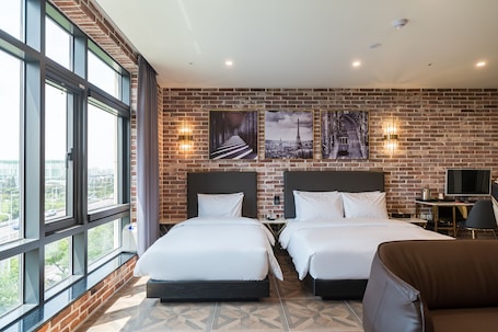 Premium Suite | Desk, laptop workspace, free WiFi, bed sheets