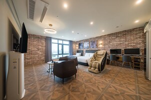 Escritorio, espacio para trabajar con laptop y wifi gratis