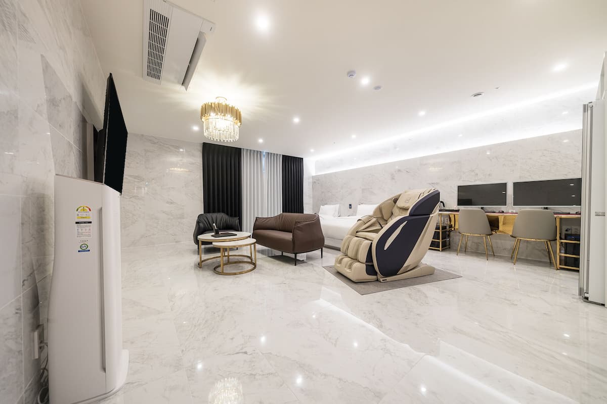 premium suite | desk, laptop workspace, free wifi, bed sheets