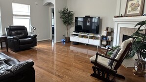 Smart TV, chimenea, reproductor de DVD y tenis de mesa 