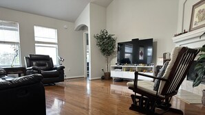 Smart TV, chimenea, reproductor de DVD y tenis de mesa 