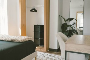 2 makuuhuonetta, työpöytä, silitysrauta/-lauta, ilmainen Wi-Fi