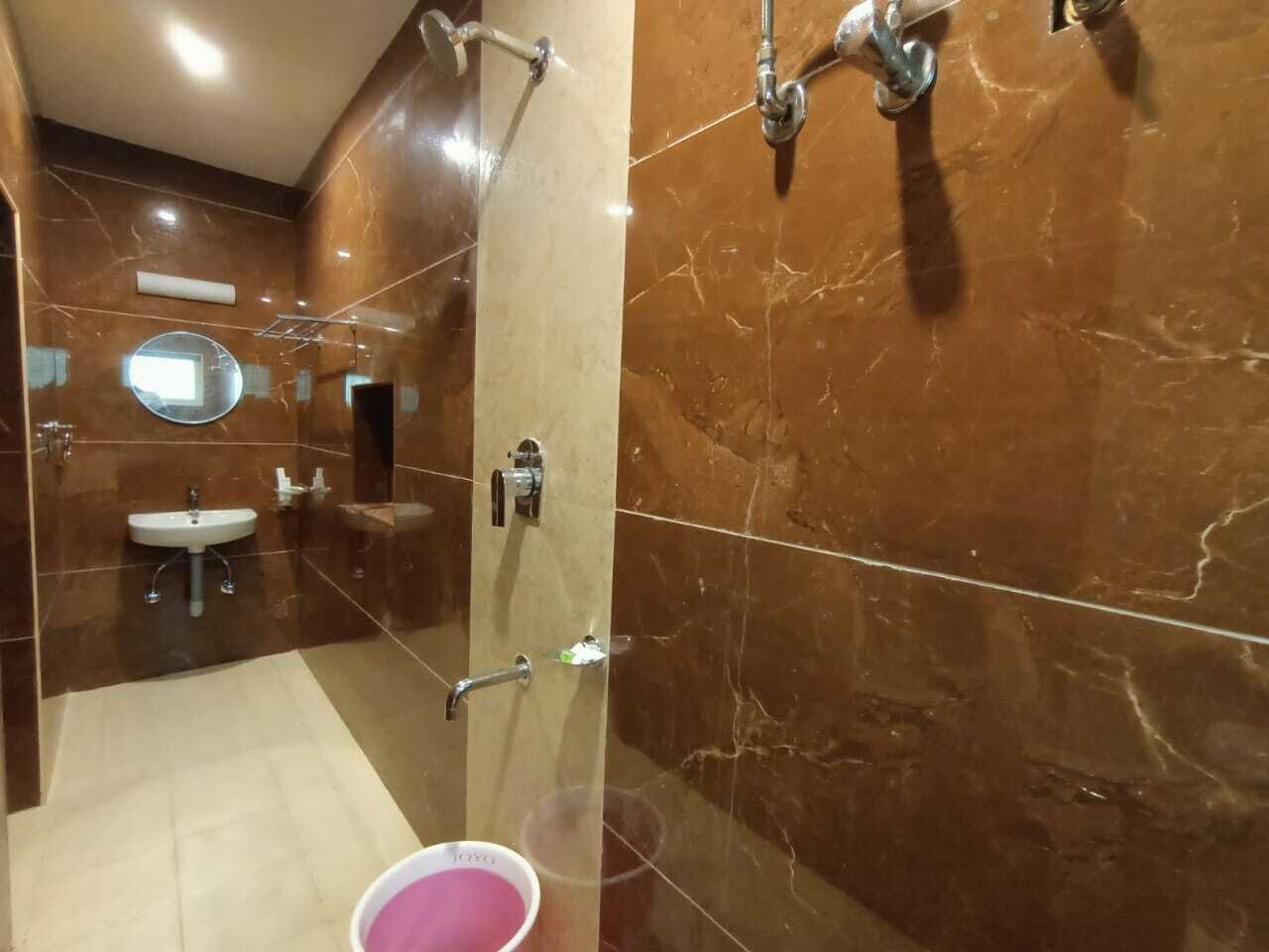 Habitación superior, 1 habitación | Baño | Ducha y artículos de higiene personal gratuitos