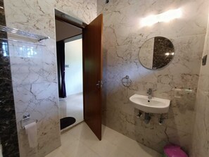 Dusche, kostenlose Toilettenartikel