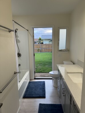 Een douche, handdoeken, zeep, toiletpapier