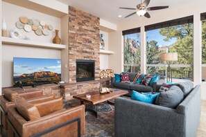 Televisión, chimenea, tenis de mesa y estéreo