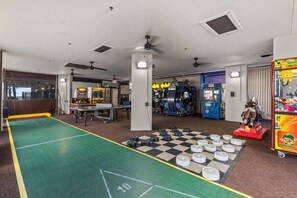 Games room - Modern Oceanfront Condo- 2 Large Bedrooms- 3 Pools (Myrtle Beach)