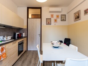 Kühlschrank, Mikrowelle, Ofen, Geschirrspüler