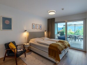 1 bedroom, desk, Internet