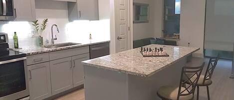 Een koelkast, een microgolfoven, een oven, een kookplaat