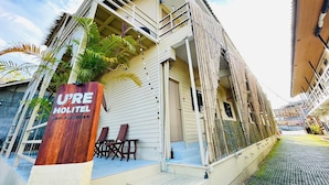 A modern hotel with a sign reading "U'RE HOLITEL KONZHANGAN". - U're Holitel  (Ko Pha-ngan)