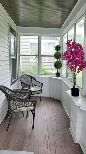 Terrace/patio - Pinkston Gardens Near MSP airport & Allianz Field (Saint Paul)