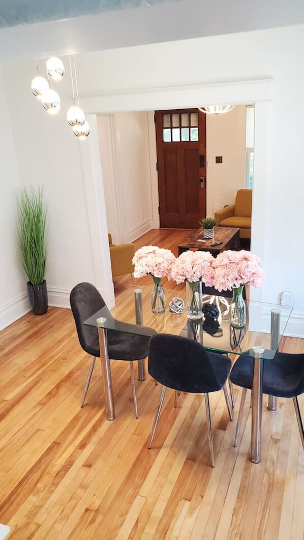 Dining - Pinkston Gardens Near MSP airport & Allianz Field (Saint Paul)