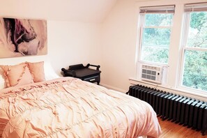 4 chambres, bureau, fer et planche à repasser, lit de bébé portatif