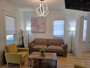 Smart TV - Pinkston Gardens Near MSP airport & Allianz Field (Saint Paul)