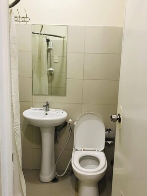 Toalhas de banho, sabonete, papel higiênico