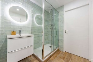 Shower, hair dryer, towels - Villa 15pax - Pool - Jacuzzi - Bar - Cinema - Panoramic view (Esperce)