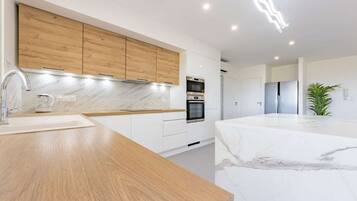 Frigorífico, microondas, horno y lavavajillas