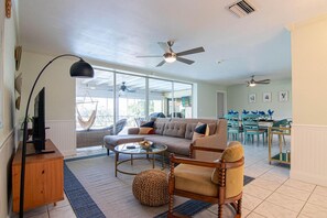 Smart-TV, Bücher, Computerbildschirme