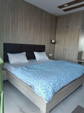 Luxury Room | 1 bedroom, soundproofing, free WiFi - Blue Bird Home Stay (Dhari)