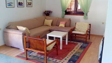 Apartment, 2 Bedrooms, Accessible, Smoking | Living room