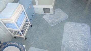 Appartement, 2 chambres, accessible aux personnes à mobilité réduite, fumeurs | Salle de bain | Papier toilette