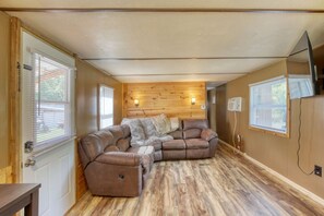 TV - Cozy Adventurer's Cabin in Deadwood Canyon (Deadwood)