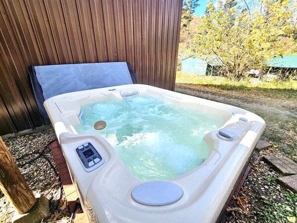 Outdoor spa tub - Cozy Adventurer's Cabin in Deadwood Canyon (Deadwood)